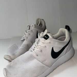 Women’s Nike Rosche Sneakers